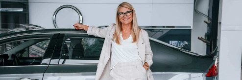 Leasing i wynajem długoterminowy jako formy finansowania floty firmowej – samochody firmowe  w tle.