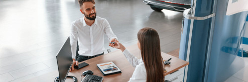 Doradca SIXT DriveSmart przekazujący kluczyki klientowi – wynajem długoterminowy jako alternatywa dla zakupu auta.