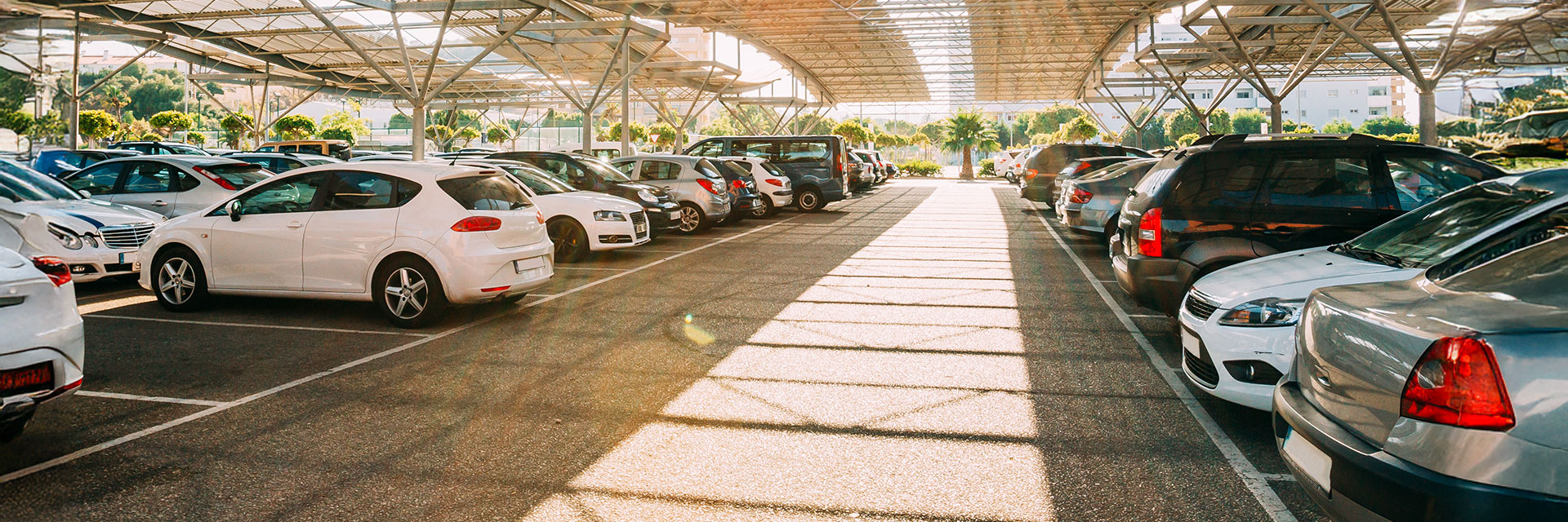 Parking z zaparkowanymi samochodami – wynajem długoterminowy aut jako nowoczesna forma mobilności w Polsce.