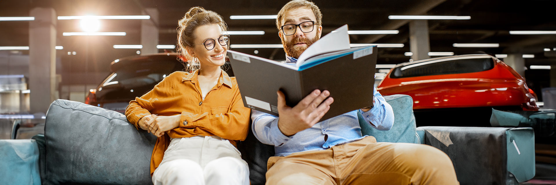 Para planująca zakup lub wynajem samochodu, poznająca ofertę nowoczesnych modeli SIXT DriveSmart wspierających ekonomiczną i komfortową jazdę.