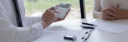 Jak wyliczyć roczne czy miesięczne koszty eksploatacji samochodu? Dowiedz się, ile kosztuje użytkowanie auta i jak zmniejszyć te wydatki.