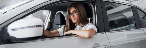 Bezpieczeństwo, rozmiar, wygoda czy wygląd? Na co szczególną uwagę zwracają kobiety? Sprawdźmy, jak wybrać idealny samochód dla Pani.